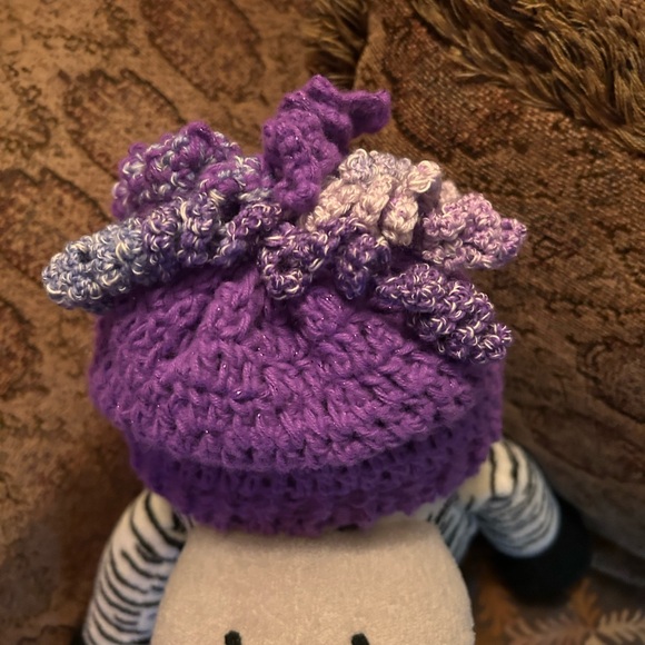 Child’s beanie with curly Q’s - Picture 2 of 4